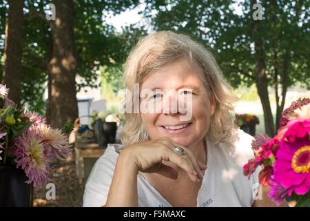 Porträt von senior Bäuerin mit Schnittblumen Stockfoto