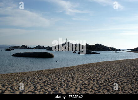 Cala Lazarina und das Denkmal für das Wrack der Fregatte La Semillante, Lavezzi Insel Korsika, Frankreich Stockfoto