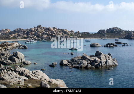 Yachten vor Anker in der Cala Lazarina, Lavezzi Insel, Corsica Stockfoto