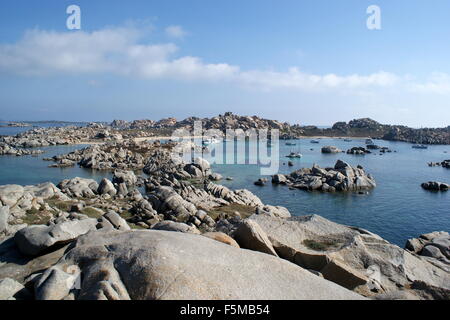 Yachten vor Anker in der Cala Lazarina, Lavezzi Insel, Corsica Stockfoto