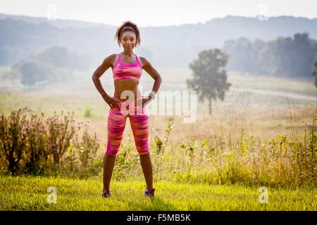 Porträt von überzeugt junge weibliche Läufer im Naturpark Stockfoto