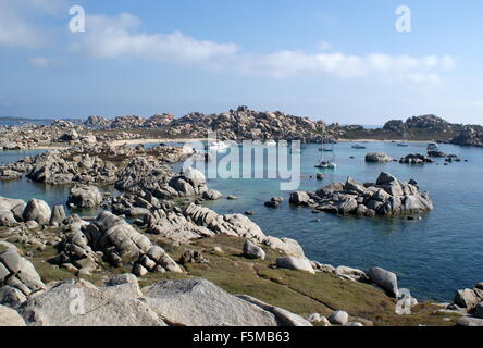 Yachten vor Anker in der Cala Lazarina, Lavezzi Insel, Corsica Stockfoto