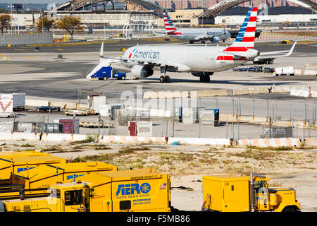 Schneeräumung LKW am JFK Airport in New York, USA. Stockfoto