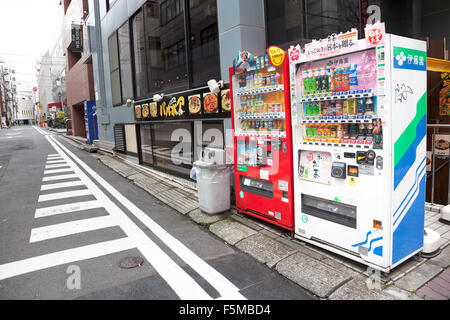 Automaten auf einer Straße in Tokio, Japan Stockfoto