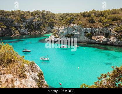 Erhöhte Ansicht von Jachten verankert in Cala Macarella, Menorca, Spanien Stockfoto