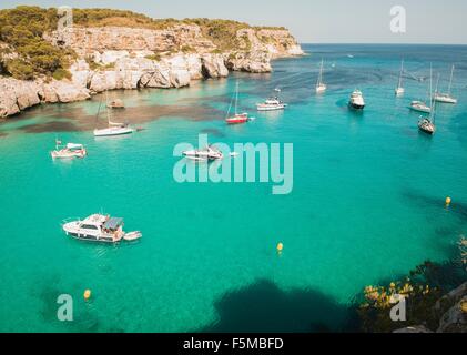 Erhöhte Ansicht von Jachten verankert in der Bucht bei Cala Macarella, Menorca, Spanien Stockfoto