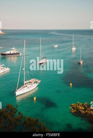 Jachten verankert in der Bucht bei Cala Macarella, Menorca, Spanien Stockfoto