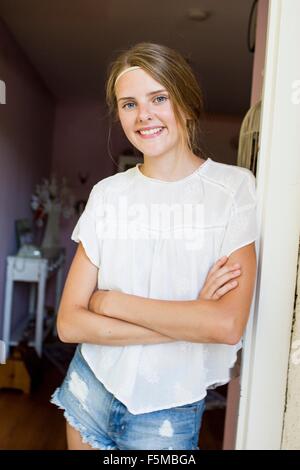 Porträt von ziemlich junges Mädchen Tür gelehnt Stockfoto