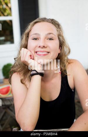 Porträt des glücklichen Mädchens auf Terrasse Stockfoto