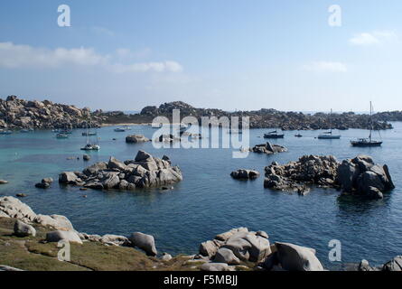 Yachten vor Anker in der Cala Lazarina, Lavezzi Insel, Corsica Stockfoto