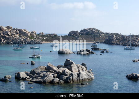 Yachten vor Anker in der Cala Lazarina, Lavezzi Insel, Corsica Stockfoto