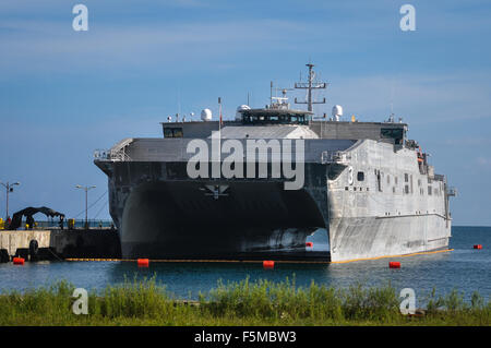 USNS Millinocket, ein Military Sealift Command-gemeinsame high-Speed-Schiff angedockt an der Poro-Pier in San Fernando City, La Union, n Stockfoto