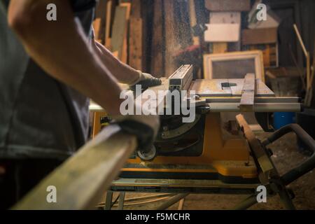 Holzkünstler in Werkstatt, Holzbearbeitungsmaschinen, Mittelteil mit Stockfoto