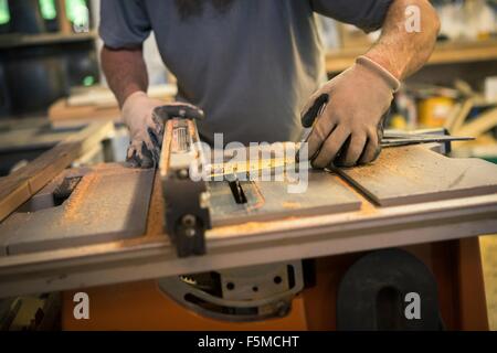 Holzkünstler in Werkstatt, Holzbearbeitungsmaschinen, Mittelteil mit Stockfoto