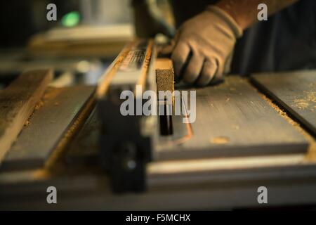 Holzkünstler in Werkstatt, Holzbearbeitungsmaschinen, Mittelteil mit Stockfoto