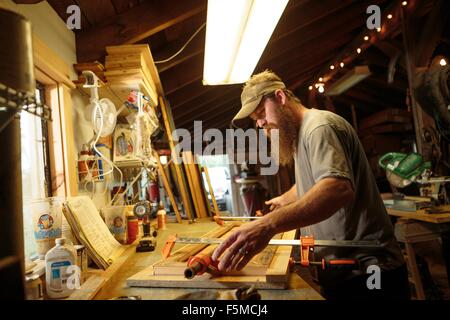 Holzkünstler in Werkstatt Stockfoto