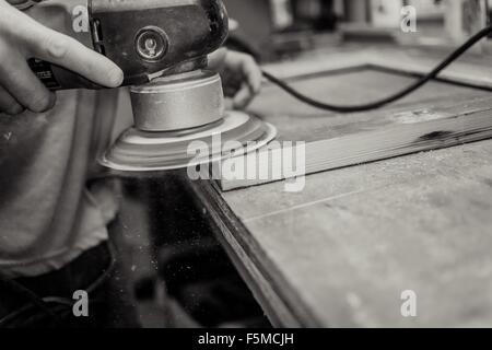 Holzkünstler arbeiten in Werkstatt, Maschinen, close-up Stockfoto