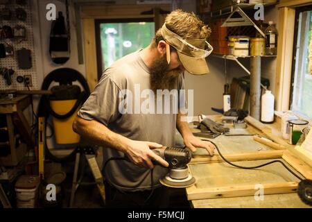 Holzkünstler arbeiten in Werkstatt, Maschinen Stockfoto