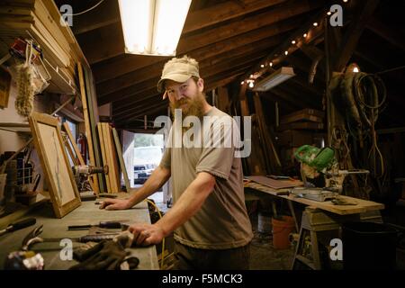 Porträt von Holzkünstler in Werkstatt Stockfoto