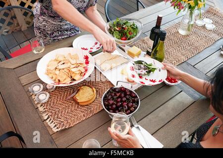 Draufsicht der beiden Freundinnen beim Mittagessen auf der Terrasse zugeschnitten Stockfoto