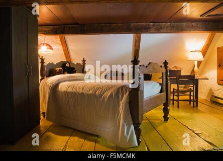 Rustikalen hölzernen Deckenbalken Decke der neunziger Jahre