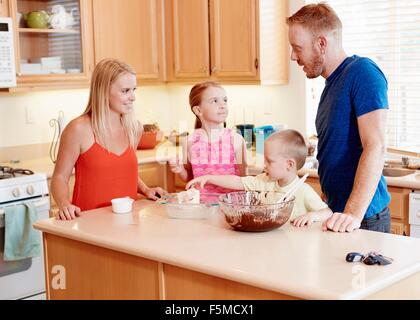 Familie Backen in Küche Stockfoto