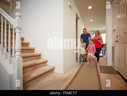 Familie im Flur zu Hause laufen Stockfoto