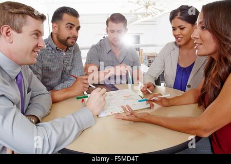 Kleine Gruppe von Menschen, die brainstorming-Business-meeting Stockfoto