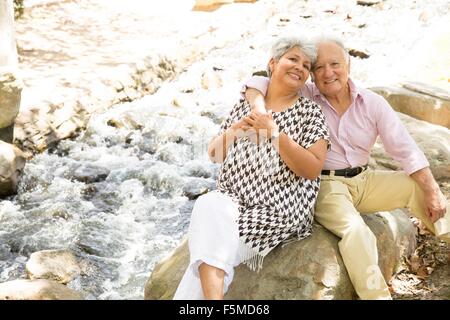 Porträt von senior paar sitzt am Fels, im freien Stockfoto