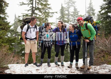 Gruppe von Freunden auf Wanderung, See Blanco, Washington, USA Stockfoto