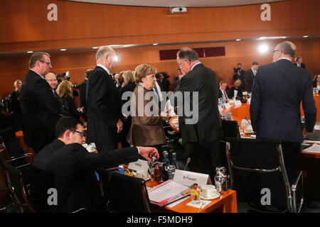 (151107)--BERLIN, 7. November 2015 (Xinhua)--German Chancellor Angela Merkel (C) besucht ein Treffen mit dem deutschen Staat Premieren nach Treffen mit anderen Parteiführern Deutschlands Koalition in Berlin, Deutschland, am 5. November 2015 regierende. Parteiführer der deutschen Regierungskoalition haben Pläne für besondere Registrierung Zentren für Flüchtlinge in Deutschland, mit dem Ziel, für die Asylverfahren beschleunigen, die kaum eine Chance auf Asyl bekommen haben am Donnerstag vereinbart. (Xinhua/Zhang Fan) Stockfoto