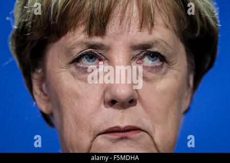 (151107)--BERLIN, 7. November 2015 (Xinhua)--Bundeskanzlerin Angela Merkel nimmt an einer gemeinsamen Pressekonferenz nach dem Treffen mit anderen Parteiführern Deutschlands Koalition in Berlin, Deutschland, am 5. November 2015 regierende. Parteiführer der deutschen Regierungskoalition haben Pläne für besondere Registrierung Zentren für Flüchtlinge in Deutschland, mit dem Ziel, für die Asylverfahren beschleunigen, die kaum eine Chance auf Asyl bekommen haben am Donnerstag vereinbart. (Xinhua/Zhang Fan) Stockfoto