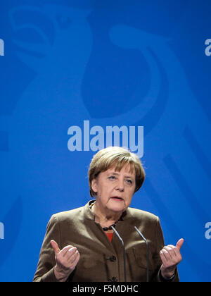 (151107)--BERLIN, 7. November 2015 (Xinhua)--Bundeskanzlerin Angela Merkel nimmt an einer gemeinsamen Pressekonferenz nach dem Treffen mit anderen Parteiführern Deutschlands Koalition in Berlin, Deutschland, am 5. November 2015 regierende. Parteiführer der deutschen Regierungskoalition haben Pläne für besondere Registrierung Zentren für Flüchtlinge in Deutschland, mit dem Ziel, für die Asylverfahren beschleunigen, die kaum eine Chance auf Asyl bekommen haben am Donnerstag vereinbart. (Xinhua/Zhang Fan) Stockfoto