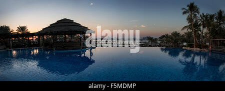 Panorama zeigt dem Infinity-Pool im Le Meridien Mina Seyahi, im Hintergrund sehen Sie das Hotel Atlantis auf the Palm Stockfoto