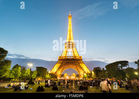 Beleuchteten Eiffelturm in der Abenddämmerung, tour Eiffel, Champ de Mars, Paris, Ile de France, Frankreich Stockfoto