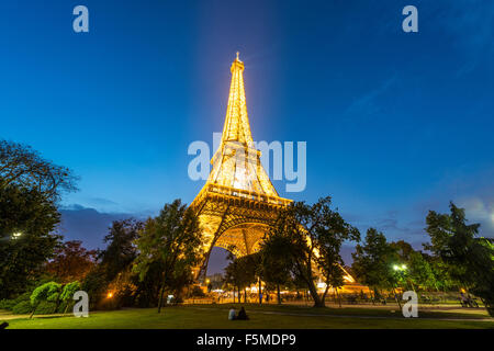 Beleuchteten Eiffelturm in der Abenddämmerung, tour Eiffel, Champ de Mars, Paris, Ile de France, Frankreich Stockfoto