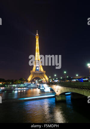 Beleuchteten Eiffelturm bei Nacht, Boote am Ufer, Tour Eiffel, Paris, Ile de France, Frankreich Stockfoto