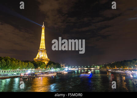 Beleuchteten Eiffelturm bei Nacht, Boote am Ufer, Tour Eiffel, Paris, Ile de France, Frankreich Stockfoto