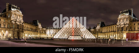 Pavillion Richelieu, Glas Pyramide Nachtszene Eingang, Palais du Louvre, Paris, Ile de France, Frankreich Stockfoto