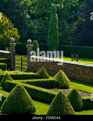 Der Rose Garden in Hopton Hall in Derbyshire Dales Peak District England UK mit formalen Pflanzung und Formschnitt-Hecken Stockfoto