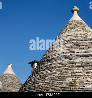 Traditionelle Kalkstein Dächer der Trulli von Alberobello, Provinz Bari, Apulien, Italien Stockfoto