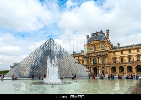 Brunnen, Eingang Glaspyramide vor Pavillon Richelieu, Palais du Louvre, Ile-de-France, Paris, Frankreich Stockfoto