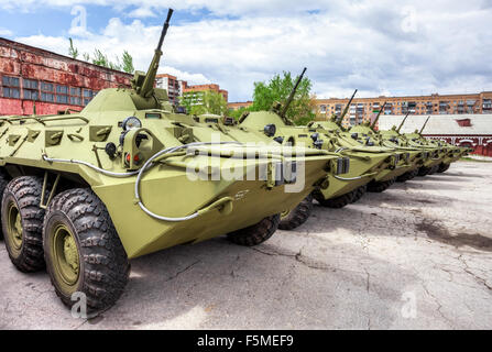 Russische Armee BTR-80 gepanzerte Radfahrzeuge Mannschaftswagen Stockfoto
