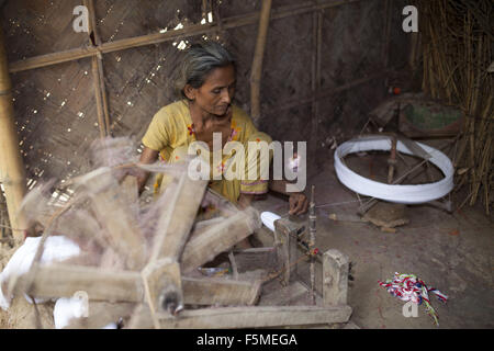 6. November 2015 - Gazipur, Bangladesch - DHAKA, BANGLADESH 06. November: ländliche Bevölkerung in Bangladesch arbeiten mit Spinnrad in der Nähe von Dhaka am 06 November, 2015..Almost drei Viertel der Bevölkerung leben in ländlichen Gebieten. Familien im ländlichen Bangladesch verlassen sich hauptsächlich auf Landwirtschaft, Geflügel und Fischen für ihr tägliches Einkommen... Auf nachhaltige Entwicklung-Gipfel am 25. September 2015 wird UN-Mitgliedstaaten die Agenda 2030 für nachhaltige Entwicklung, verabschieden, die enthält eine Reihe von 17 Ziele für nachhaltige Entwicklung (SDG) Ende Armut, Ungleichheit und Ungerechtigkeit zu bekämpfen und zur Bekämpfung des Klimawandels bis 2030 Stockfoto