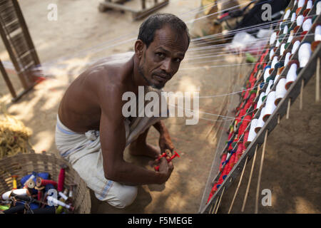 6. November 2015 - Gazipur, Bangladesch - DHAKA, BANGLADESH 06. November: ländliche Bevölkerung in Bangladesch arbeiten mit Spinnrad in der Nähe von Dhaka am 06 November, 2015..Almost drei Viertel der Bevölkerung leben in ländlichen Gebieten. Familien im ländlichen Bangladesch verlassen sich hauptsächlich auf Landwirtschaft, Geflügel und Fischen für ihr tägliches Einkommen... Auf nachhaltige Entwicklung-Gipfel am 25. September 2015 wird UN-Mitgliedstaaten die Agenda 2030 für nachhaltige Entwicklung, verabschieden, die enthält eine Reihe von 17 Ziele für nachhaltige Entwicklung (SDG) Ende Armut, Ungleichheit und Ungerechtigkeit zu bekämpfen und zur Bekämpfung des Klimawandels bis 2030 Stockfoto