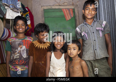 6. November 2015 - Gazipur, Bangladesch - DHAKA, BANGLADESH 06. November: Gruppe von ländlichen Kinder in der Nähe von Dhaka am 06 November, 2015..Almost drei Viertel der Bevölkerung leben in ländlichen Gebieten. Familien im ländlichen Bangladesch verlassen sich hauptsächlich auf Landwirtschaft, Geflügel und Fischen für ihr tägliches Einkommen... Auf der nachhaltigen Entwicklung-Gipfel am 25. September 2015, UN-Mitgliedsstaaten wird die Agenda 2030 für nachhaltige Entwicklung, die enthält eine Reihe von 17 Ziele für nachhaltige Entwicklung (SDG) Ende Armut, Ungleichheit und Ungerechtigkeit zu bekämpfen und zur Bekämpfung des Klimawandels bis 2030 verabschieden... Premierminister Sheikh Hasina Stockfoto