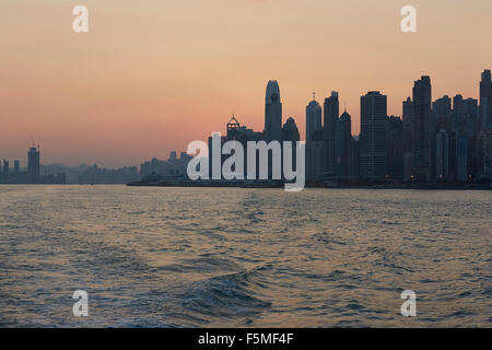 Sonnenaufgang im Victoria Harbour, Hongkong. Stockfoto