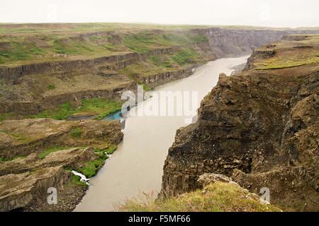 Der Fluss im großen Canyon in Island Stockfoto