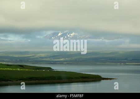 Landschaft mit Meer und die Berge im Nebel, Island Stockfoto