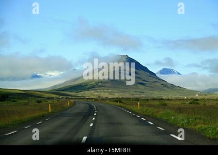 Landschaft mit Straßen- und Berge im Nebel, Island Stockfoto